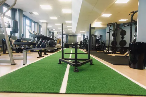 JUSTGYM Sölvesborg håller Öppet varje dag Året runt(inklusive helgdagar)Från kl 05.00 till 24.00Hur blir man medlem?KURS Styrketräning och konditionsträningÄr du helt ny för styrketräning? Få med dig denna kursen som omfattar både grunderna för styrka och konditionsträning.Dag 1:​Styrketräning och konditionsträning:​Är du nyfiken på träning? Vill du förstå i teorin varför du ska träna som du gör? Hur du ska nå dina träningsmål? Vad du i praktiken ska träna och äta? - Då är detta kursen för digHur fungerar kroppen?Hur tränar jag muskelgrupperna?&nbsp;Hur bränner jag fett?Hur bygger jag muskler?Hur blir jag starkare?Hur fungerar maskinerna?Hur fungerar fria vikter?Hur fungerar konditionsmaskinerna?Vad ska jag äta?Vad ska jag träna?Vad ska jag tänka?Vad ska jag göra för att återhämta mig?​JUSTGYM SölvesborgLördagSöndag790 kr pr platsDag 2 &nbsp;Bemästra baslyften:​Vill du lära dig mer om Knäböj, marklyft och bänkpress? Hur du ska bli bättre på dem? Vad du konkret ska göra föra att träna på dem ut efter din förutsättningar? Då är detta kursen för dig .​KnäböjRörlighet till knäböjProgressionsstege Splittknäböj med hantlar - Splittknäböj med stång - Goblett Knäböj - Knäböj Fram - Knäböj BakSpecifik Uppvärmning&nbsp;Hur blir jag starkare i knäböj? &nbsp;MarklyftTeknik till marklyft&nbsp;Progressionsstege RDL Rak - RDL Böj - Upphöjda Marklyft -&nbsp;Specifik Uppvärmning&nbsp;Hur blir jag starkare i marklyft?&nbsp;BänkpressTeknik till BänkpressProgressionsstege Pushup - Kabelpress - Hantelpress - Bänkpress&nbsp;Specifik Uppvärmning&nbsp;Hur blir jag starkare i bänkpress?Träffa din lärareSebastian HedmanMitt namn är Sebastian Hedman och jag har jobbat med träning på heltid sedan 19års ålderTränarkarriären inleddes på en stor gymkedja i Norge.Där har jag utbildat tränare över hela landet med ansvar för den högsta licensiering i systemet, samt gjort över 10 000 PT-timmar.Mitt klientel igenom åren består av allt från glada motionerande amatörer till professionella idrottare och olympiska deltagare.&nbsp;Utöver att utbilda andra tränare så har jag även flera års erfarenhet som föreläsare på företag inom både fysisk och mental träning.&nbsp;Personlig träning online hemma, eller på gymmet!Vad är en personlig tränare?En personlig tränare (PT) kan ge dig känsla av att bemästra träning som är svår att uppnå på egen hand!Även om du har tränat i många år på egen hand, så kommer en PT kunna ge dig mer varierade och meningsfulla träningar.Bättre hälsaViktreduktion&nbsp;Att bli starkareBättre kondition&nbsp;Strama uppFörebygga skadorTräningsprogram&nbsp;Kontrollera din fysiska statusPris från&nbsp;kr 850X-FORCE – UNIK TRÄNINGSMETODDen nya världsunika och patenterade svenska uppfinningen X-Force är en träningsmaskin som ökar den negativa belastningen med 40 %.Detta gör att du som användare kan träna betydligt kortare tid och få större effekt med garanterat bättre resultat, endast 6 – 12 repetitioner per maskin var 7 – 14 dagar.Varför negativ träning?Negativ träning har många fördelar.Musklerna kan arbeta med betydligt högre belastning excentriskt än koncentrisk och en tyngre last innebär också effektivare träning med snabbare resultat.För att förbättra muskelstyrkan överbelastar du muskeln och om den excentriska lasten är större tröttar du ut muskeln snabbare.Excentrisk träning kräver mindre syre än koncentrisk vilket påfrestar hjärtat mindre men ökar blodtrycket.Här är de 15st mest sökta gymmen på GymKarta i Juli 2023Nordic Wellness Lindholmen på Lindholmsallén 20 i GöteborgSATS Gamlestaden på Gamlestadstorget 7 i GöteborgSTC Sävedalen - Göteborgsvägen 104 - GymKarta.seSTC munkebäck på Munkebäcks Allé 26 i GöteborgNordic Wellness Göteborg Kviberg Arena - GymKarta.seNordic Wellness Kungälv Kongahälla - GymKarta.seActic Lerum - Vattenpalatset på Häradsvägen 3 i Lerum&nbsp;Maximus Gym Brunnsbo på Folkvisegatan 15 i GöteborgSATS Hovås på Björklundabacken 2 i Hovås - GymKarta.seNordic Wellness Backaplan på Gustaf Dalénsgatan 13Fitness24Seven på Lergöksgatan 6 i Västra FrölundaSATS Askim (Sisjön stora) på Ekonomivägen 6 i AskimSTC på Ekenleden 10 i Kållered - GymKarta.seNordic Wellness Marklandsgatan - GymKarta.seNordic Wellness på Vasagatan 7 i Göteborg